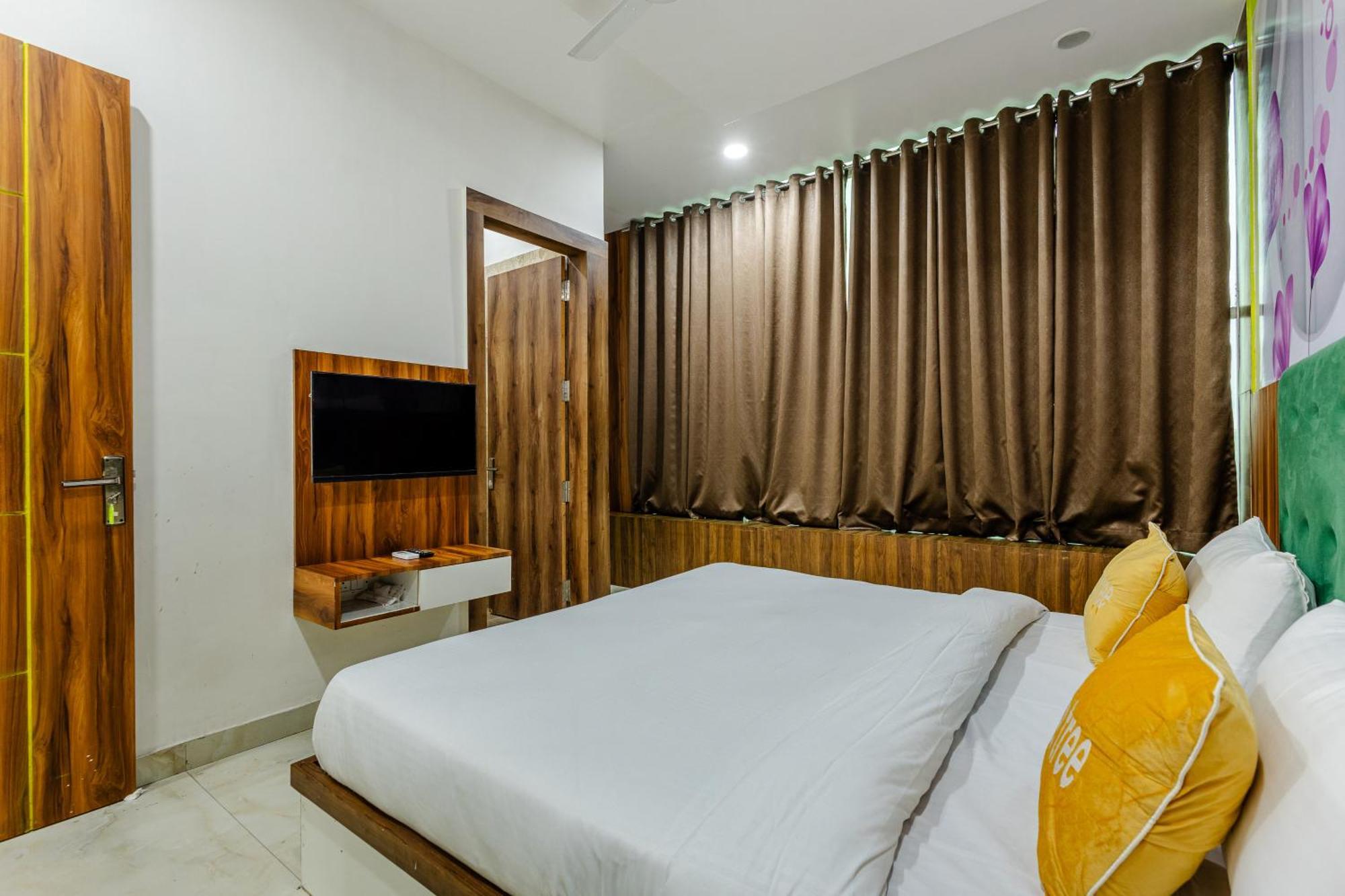 Lime Tree Hotel And Banquet Vrindāvan Eksteriør billede
